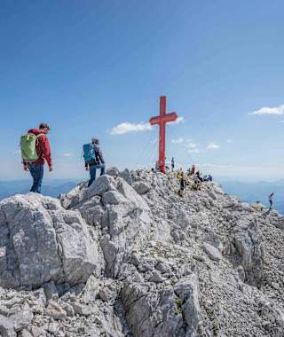 Am Gipfel des Großen Priel steht ein rotes Gipfelkreuz.
