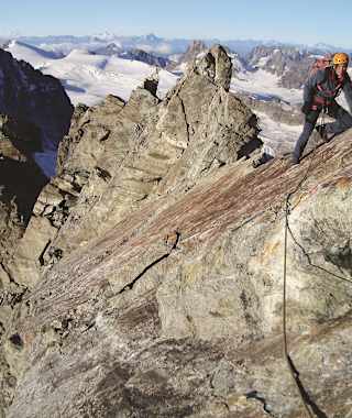 Im letzten Abschnitt am SE-Grat auf der glatten Platte über den exponierten Grat.