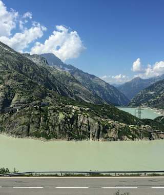 Über kurze Passagen führt die Passstraße direkt am Grimselsee entlang, im Hintergrund der Räterichsbodensee