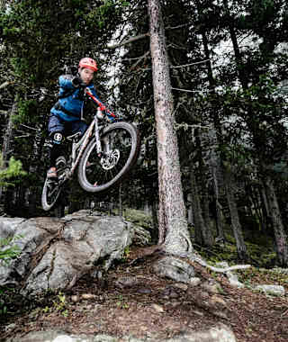 Auf dem Haideralm Trail trifft man auf so manche Steinüberfahrten.