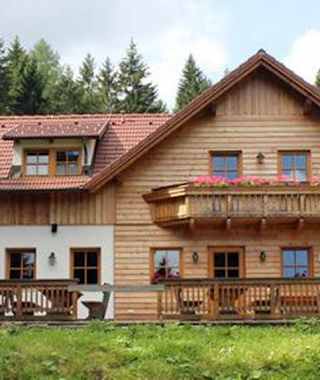 Hengsthütte: Außenansicht Sommer