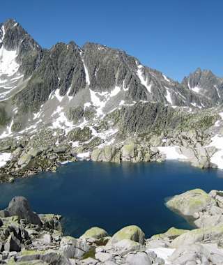 Der Hexensee liegt still inmitten der Glarner Alpen.