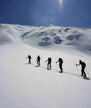 Einsamer Aufstieg über weite Hänge