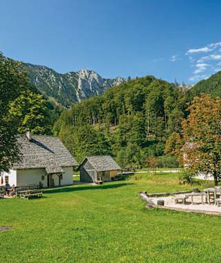 Die Jausenstation Jagahäusl, überragt vom Sengsengebirge.