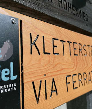 Die Beschilderung bei der Nasereit-Hütte