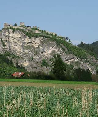 Der Kalkstock mit der Burgruine Griffen