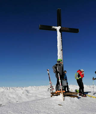 Pistentourengeher am Sattele