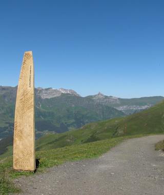 Holzstelen markieren den Jungfrau-Eiger-Walk