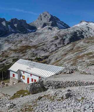 Die Knorrhütte liegt am Rande des Zugspitzplattes.