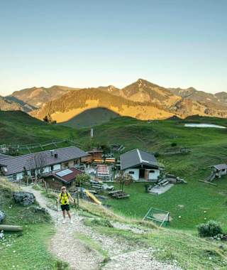 Die Kranzhorn Alm im letzten Abendlicht.