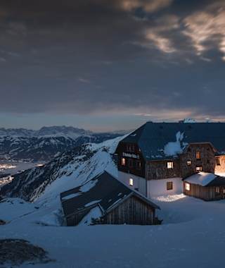 Die Krefelder Hütte bei Nacht