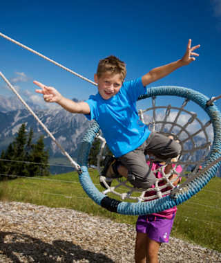 Leos Spielwanderweg, Kind in der Vogelschaukel