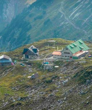 Tiefblick von der Kemptner Scharte zur Mindelheimer Hütte.
