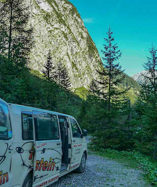 Mit diesem Taxi fährt man von Bach zum Ausgangspunkt des Hüttenweges.