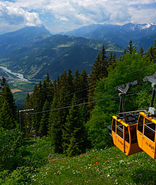 Fahrt mit der nostalgischen Älplibahn hoch über dem Rheintal