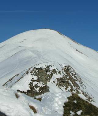 Breiter Gipfel mit Abfahrtsmöglichkeiten nach West und Ost