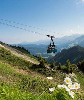 Mit der Walmendingerhornbahn die Aussicht genießen.