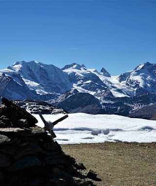 Vom Gipfel des Monte Breva öffnet sich ein grandioser Blick zu Piz Palü und Piz Bernina