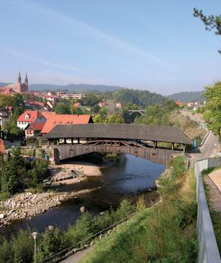 Die historische Holzbrücke in Lorbach