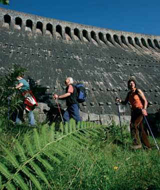 Am Fuße der Schwarzbach-Staumauer
