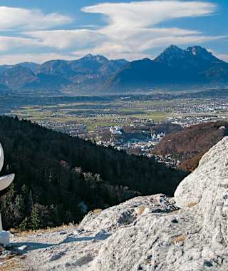 Am Nockstein: Ausblick auf Salzburg, Sonntagshorn (Mitte) und Hochstaufen mit Zwiesel (rechts). Links eine Marmorskulptur (vita salubritas).