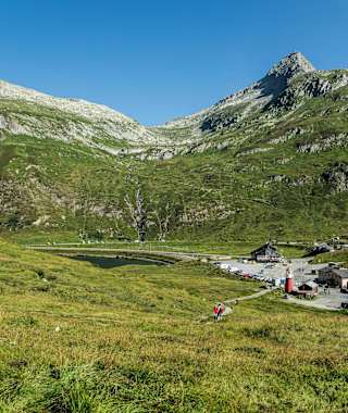Blick auf dern Oberalppass mit Leuchtturm