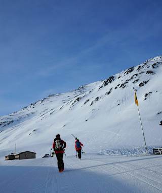 Mystische Tomasee. Hier ist die Quelle des Rheins. Hier plätschert das Wasser aus dem See fröhlich in die Tiefe und markiert so den Beginn einer fliessenden Verbindung zwischen Alpen und Nordsee.