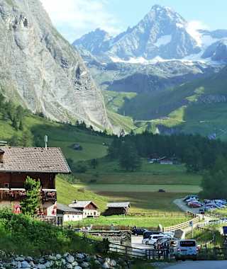 Der Großglockner über dem Ködnitztal mit dem Lucknerhaus