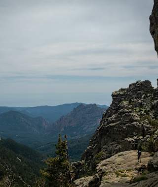 Etappe zwei hat ein paar alpine Wegabschnitte. Aufstieg Richtung Bocca du i Pargulu.
