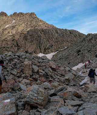 Geröll- und Schneefelder beim Aufstieg Richtung Bocca Muzella.