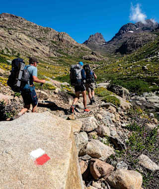 Traumhafter Ausstieg von Castellu di Vergio zum Refuge Ciuttulu di i Mori. Unbedingt hier den linken Weg nehmen – die Aussicht ist es wert.