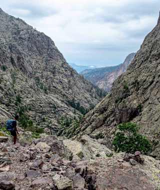 Abstieg zur Spasimata-Hängebrücke.