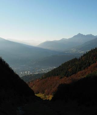 Anstieg durch den Höttinger Graben mit schöner Sicht auf Innsbruck und ins Wipptal