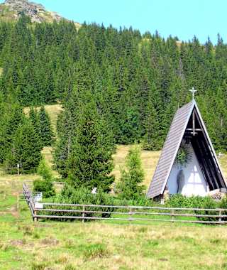 Die Pauluskapelle beim Ausgangspunkt auf der Weinebene.
