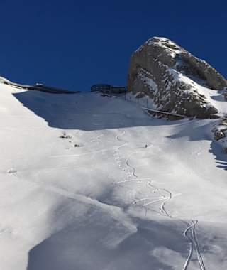 Blick auf den schönen Gipfelhang unterhalb der Bahnstation