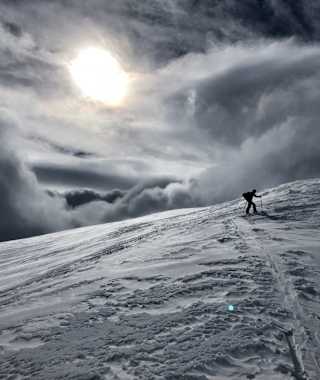 Aufstieg über die weiten Hänge des Piz Mez