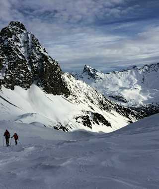 Auf den letzten Metern zum Grat. Im Hintergrund der eindrückliche Corn da Camp