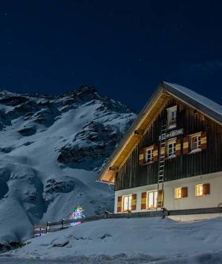 Potsdamer Hütte bei Dunkelheit