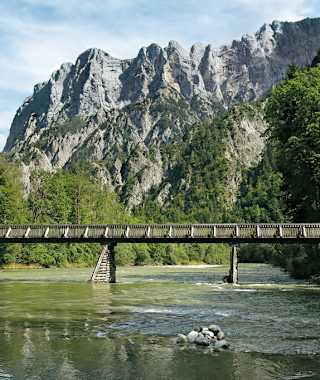 Am Johnsbachsteg: Bis nahezu 1.800 Meter überragen die Gipfel der Hochtorgruppe den Gesäuse-Schluchtgrund.