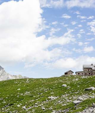 Die Richterhütte zwischen Bergen und Himmel