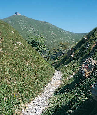 Blick vom Passo del Giandino hoch zur ehemaligen Festung Forte Diamante.
