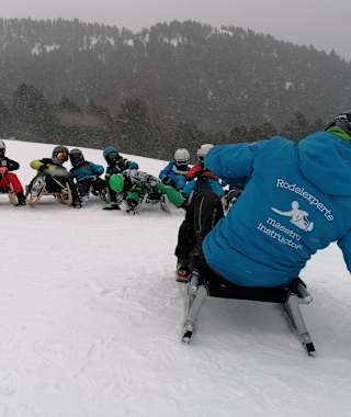Kinder lernen Rodeln
