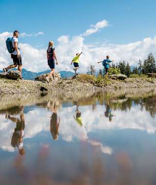 Entlang eines der Speicherseen auf der 4 Seen Wanderung auf der Schmitten. 