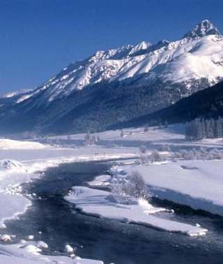 Die Loipe verläuft entlang des wunderschön verschneiten Inn
