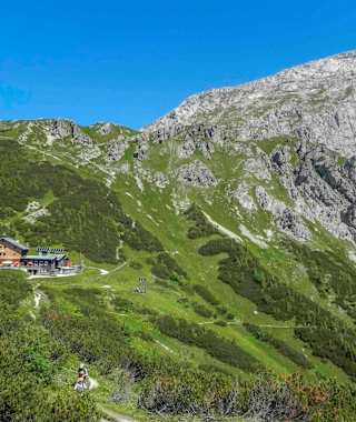Das Carl-von-Stahl-Haus steht an einem schönen Platz am Torrener Joch.