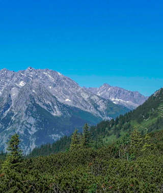 Rückblick zur Bergstation der Jennerbahn. Links der Watzmann.