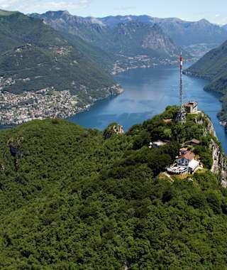 Blick auf den imposanten Gipfel des Monte San Salvatore