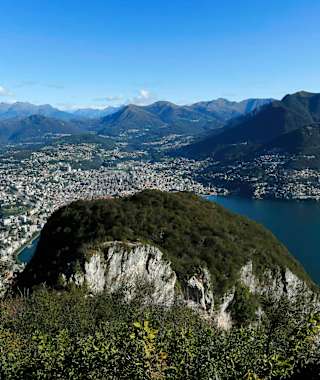 Der Blick am Anfang der Tour vom San Salvatore direkt auf die Bucht von Lugano.