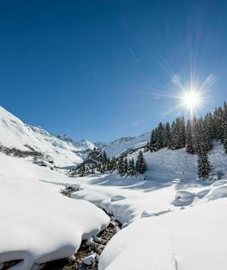 Vor dem markanten Schlangenstein steigt man rechts auf.