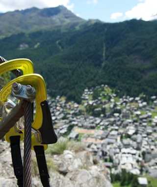 Der Klettersteig Schweifinen über den Dächern von Zermatt